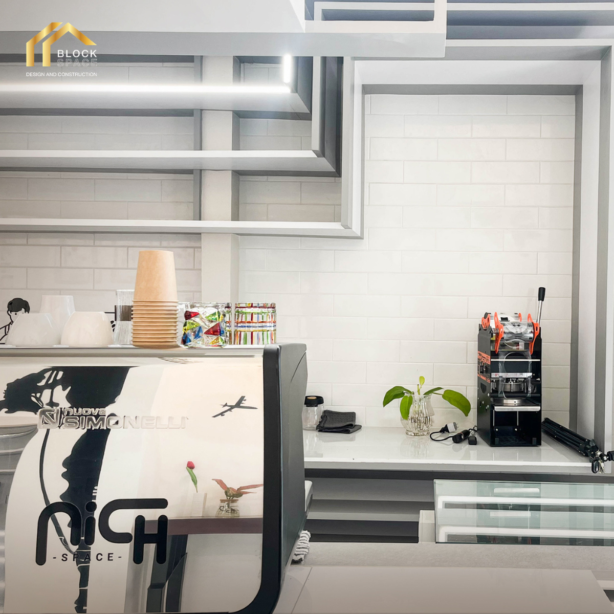 เปลี่ยนพื้นที่จำกัด ให้กลายเป็น "Space" สุดล้ำ! ไอเดียแต่งคาเฟ่สไตล์ Modern Minimal ที่เรียบแต่โก้ — BlockSpace